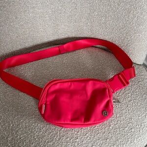 lululemon | Everywhere Belt Bag 1L - Raspberry Cream